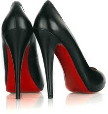 In de nieuweluxe-winkel Smets, kan men nu de bekende schoenen Louboutin terugvinden. De schoenen zijn bekend omwille van hun rode zool.